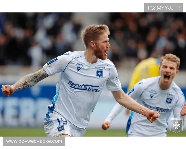 特写：图卢兹点球罚失后，对方门将与后卫击掌庆祝这一关键防守成功。